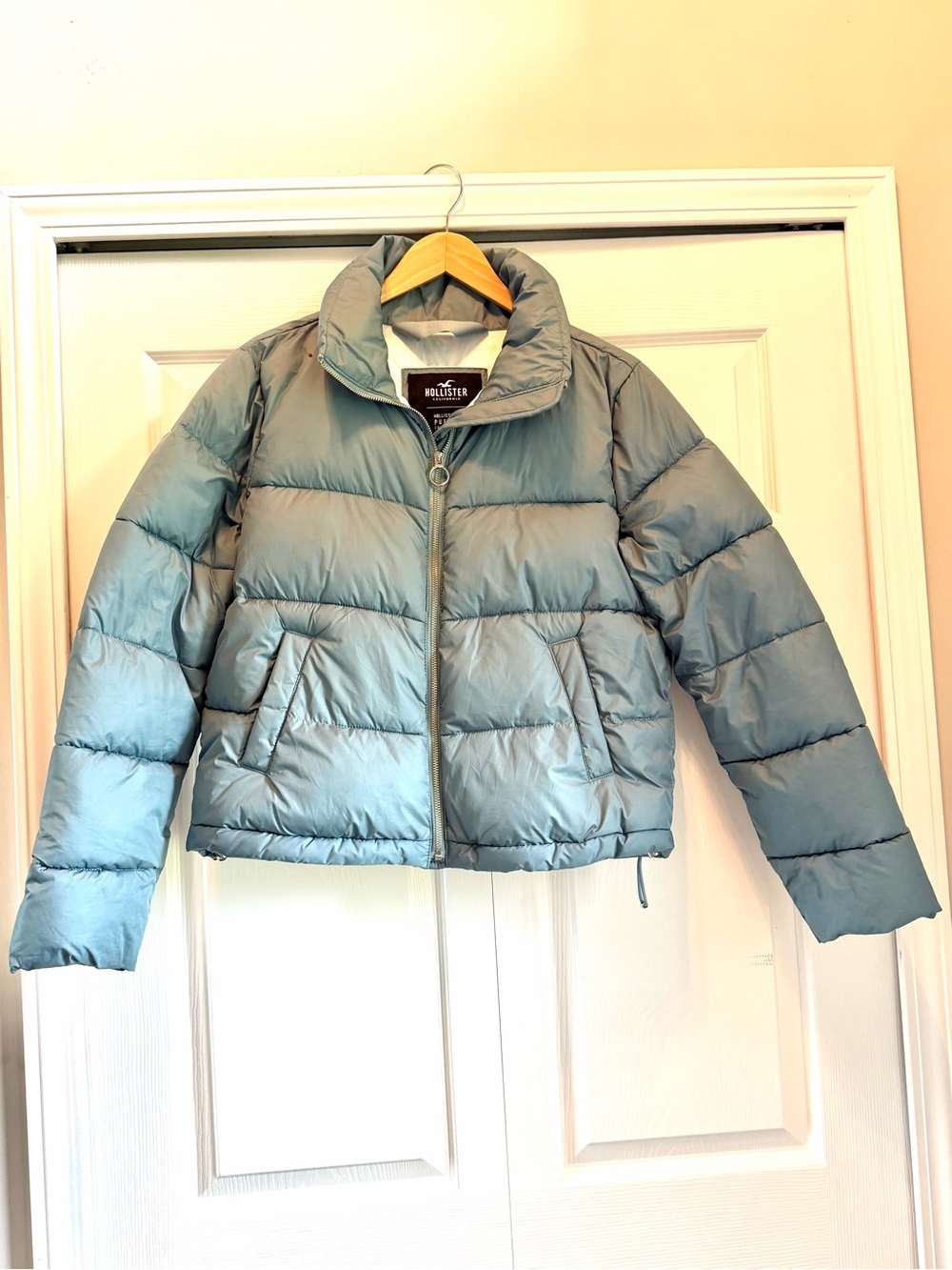 Hollister Women's Blue Cropped Puffer Jacket